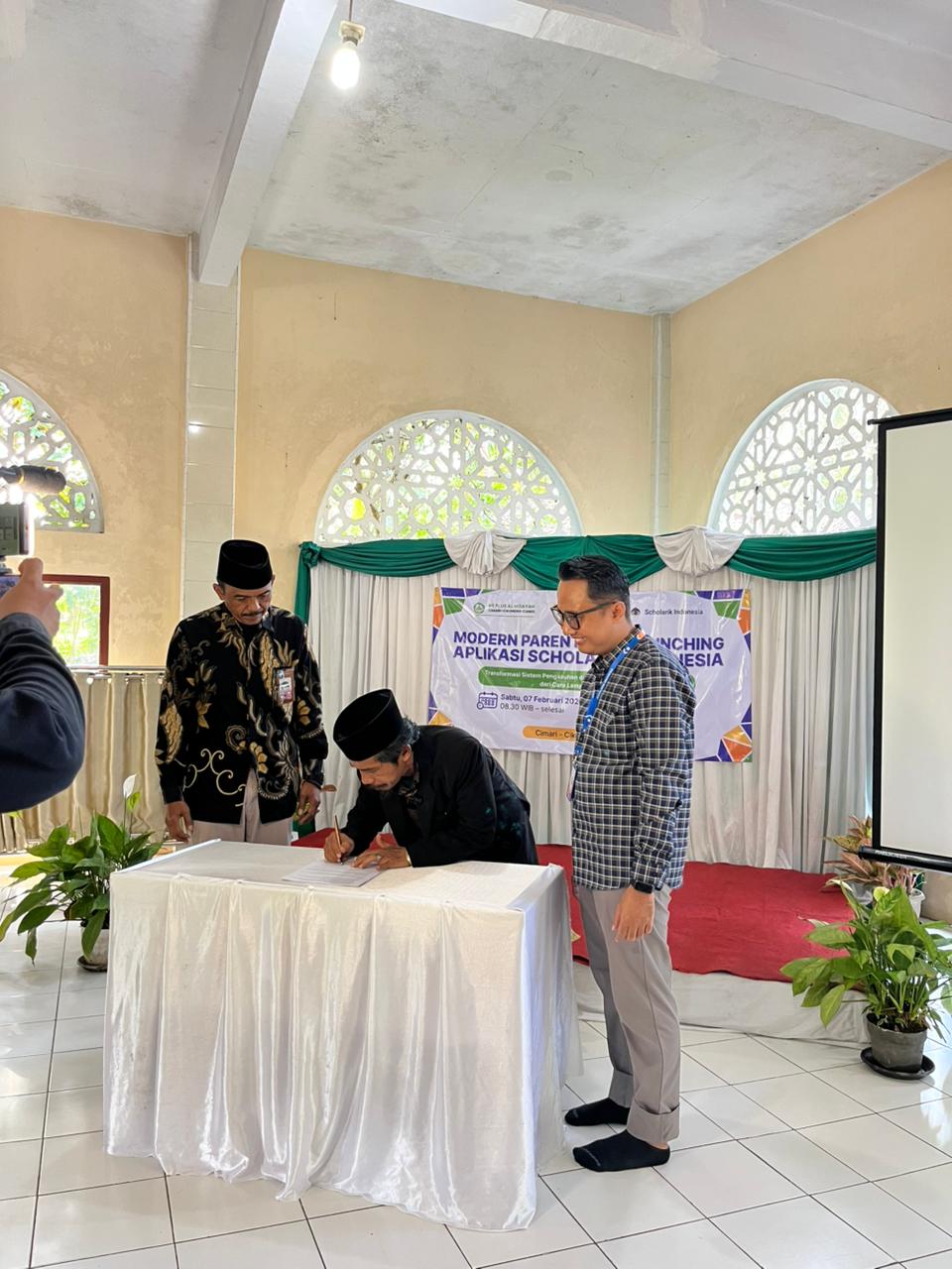 Modern Parenting dan Launching Aplikasi Scholarik Indonesia (Transformasi Sistem Pengasuhan dan Pengawasan - dari Cara Lama ke Cara Digital) di MI Plus Al Hidayah Cimari - foto 1